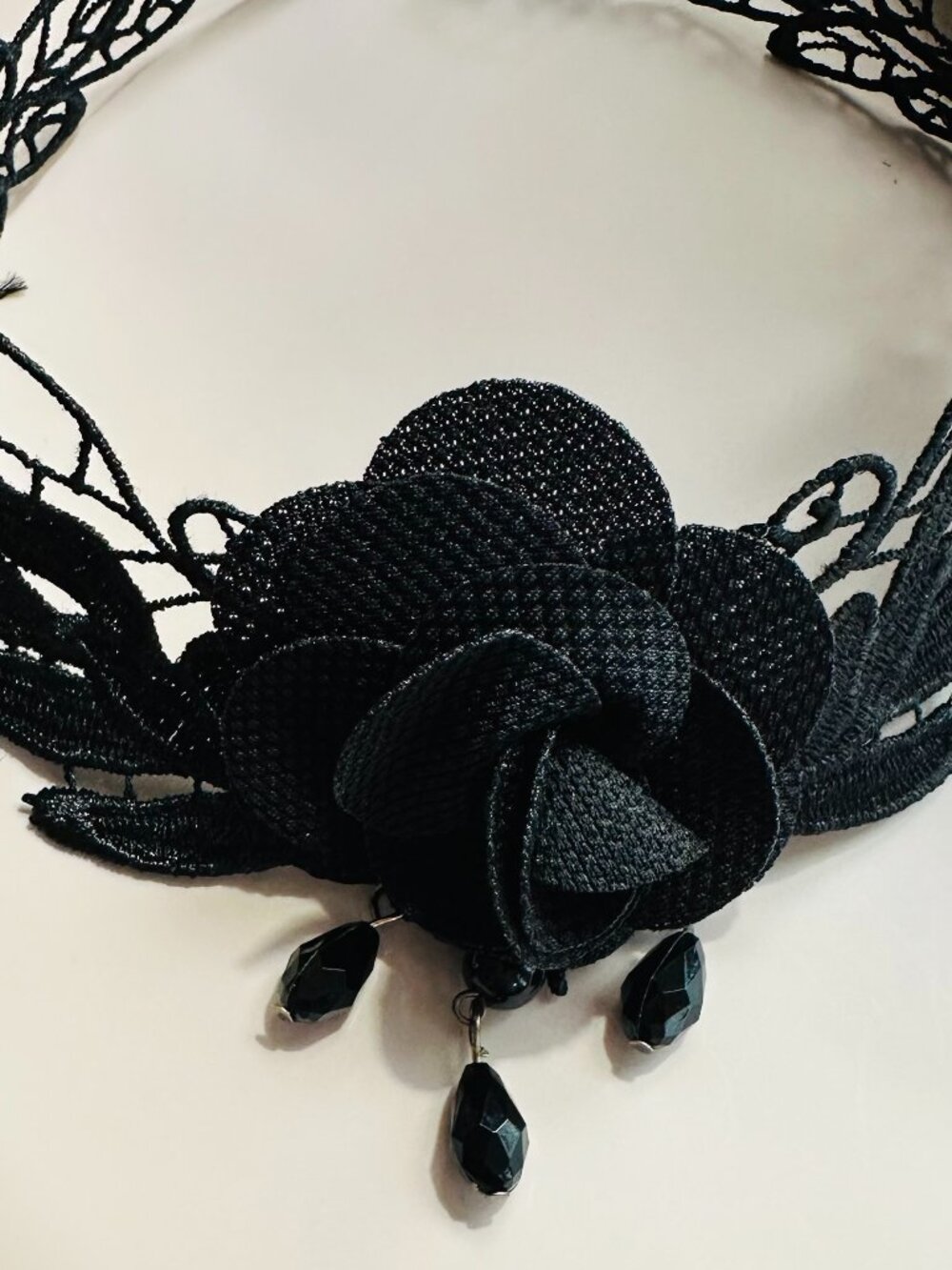 ✨ Romantic Black Lace Rose Choker – Gothic Glam Statement Necklace ✨ - Picture 2 of 3